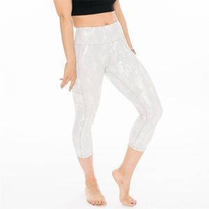 ZYIA Active Pocket LNT Pattern Capri Leggings Silver Camo 4